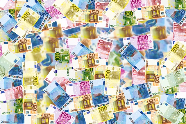 Eine chaotische Verteilung verschiedener Nennwerte von Euro-Banknoten, von 5 bis 500 Euro. Die bunten Scheine, darunter blau, rot, grün, gelb und violett, überlappen sich. Es ist das farbenfrohe Mosaik, das Sie erhalten können, wenn Sie beginnen, die Geheimnisse des Online-Geldverdienens als Anfänger zu lüften.